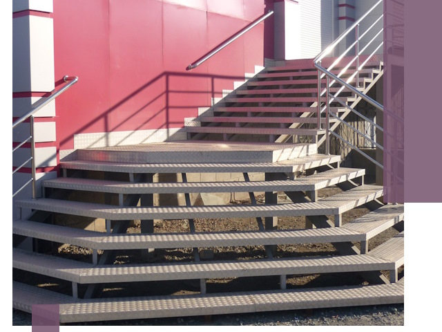 Лестницы для магазина в Кушве — изготовление и монтаж