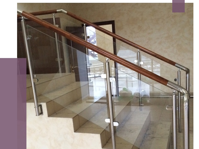 Комбинированные перила из металла и дерева в Кушве